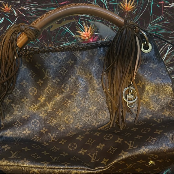 Louis V. Artsy bag with some custom leather work embellishments. - Picture 2 of 13